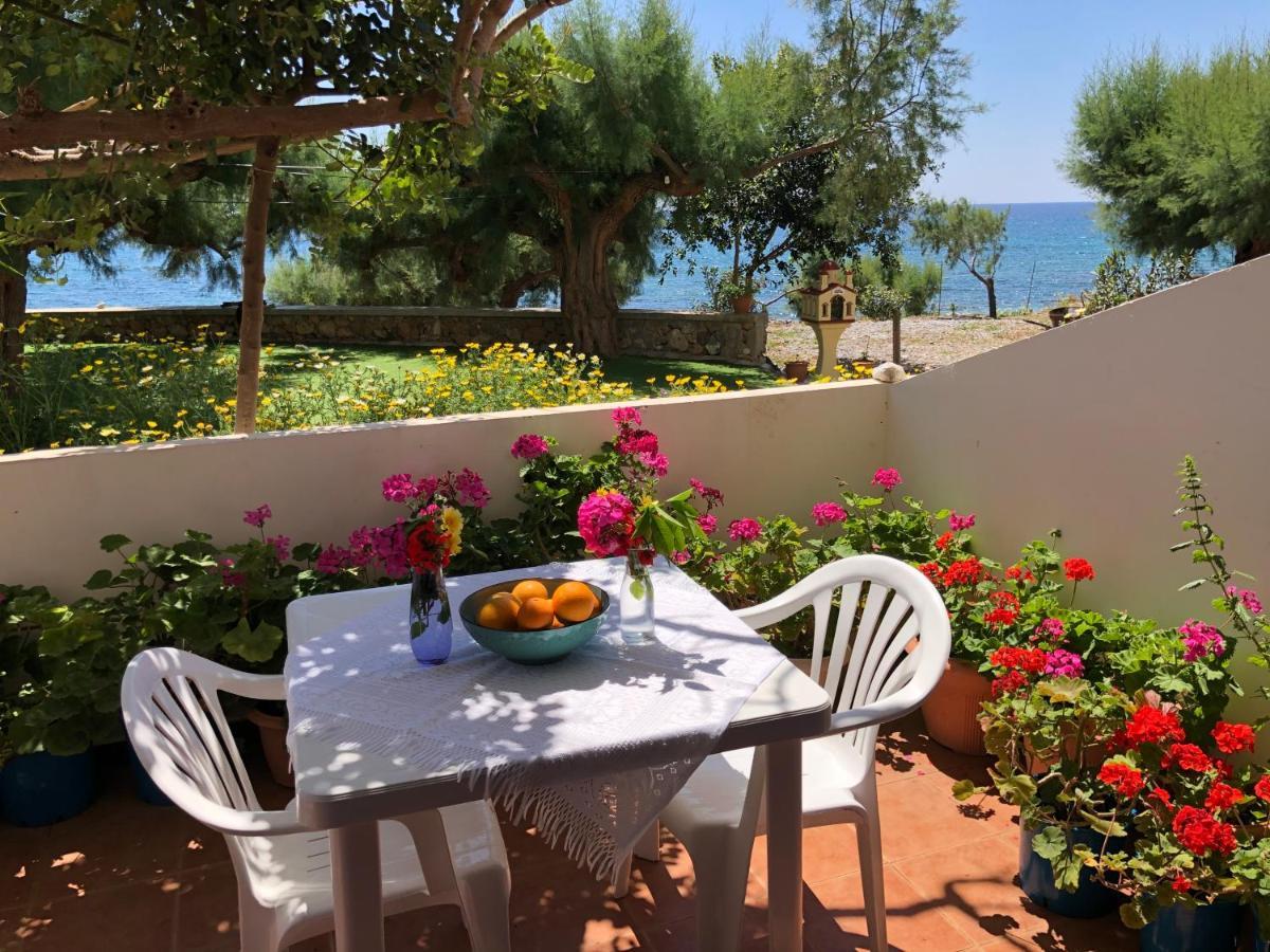 Taverna Akrogiali Lutró Exterior foto