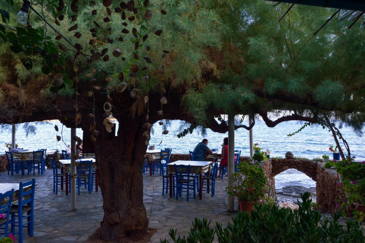 Taverna Akrogiali Lutró Exterior foto